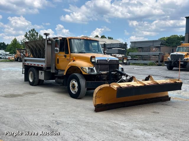 Image of International 7400 equipment image 2