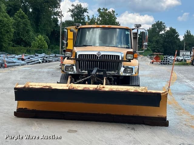 Image of International 7400 equipment image 1
