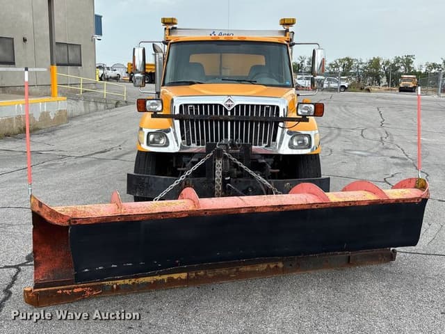 Image of International 7400 equipment image 1