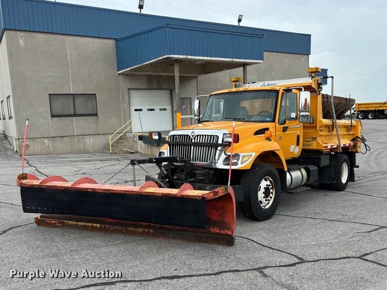 2006 International 7400 Equipment Image0