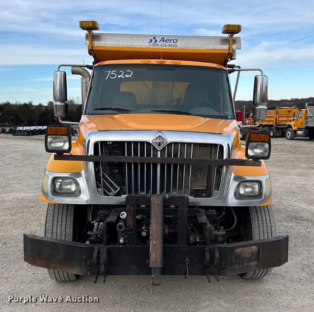 Image of International 7400 equipment image 1