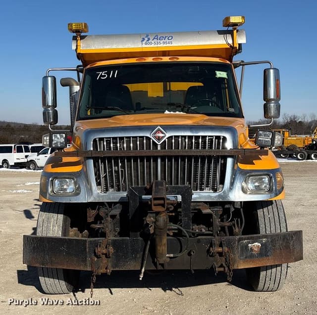 Image of International 7400 equipment image 1