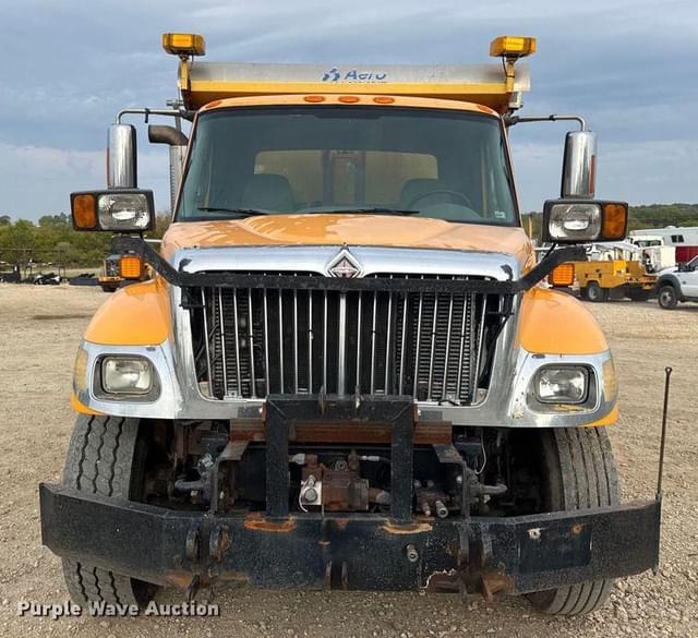 Image of International 7400 equipment image 1