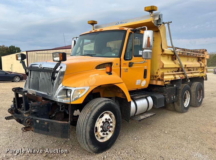 Image of International 7400 Primary image