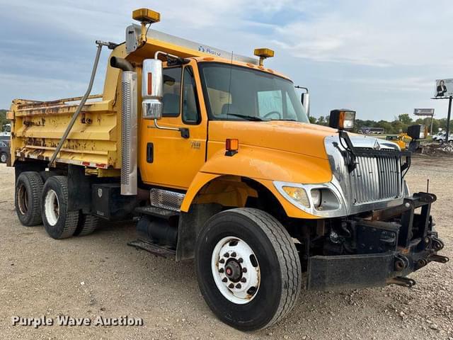 Image of International 7400 equipment image 2