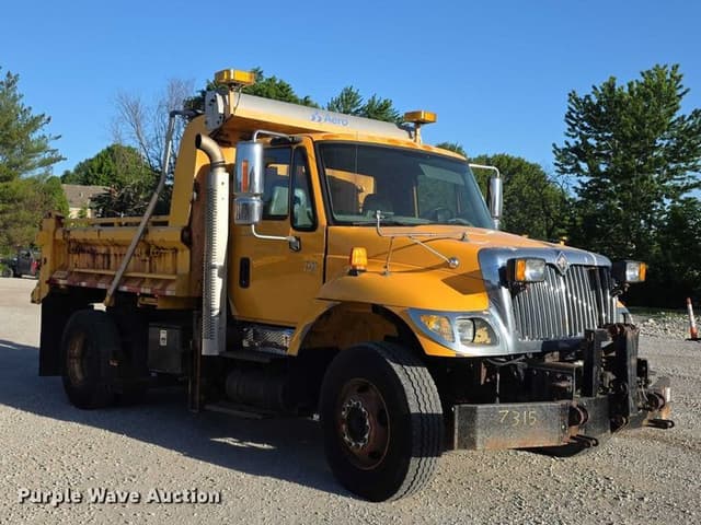 Image of International 7400 equipment image 2