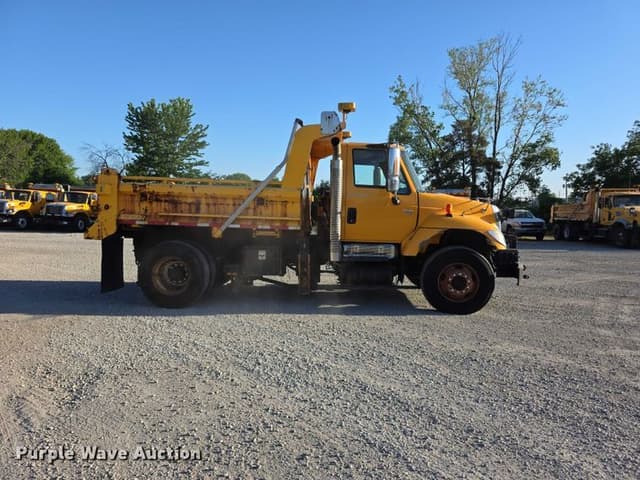Image of International 7400 equipment image 3