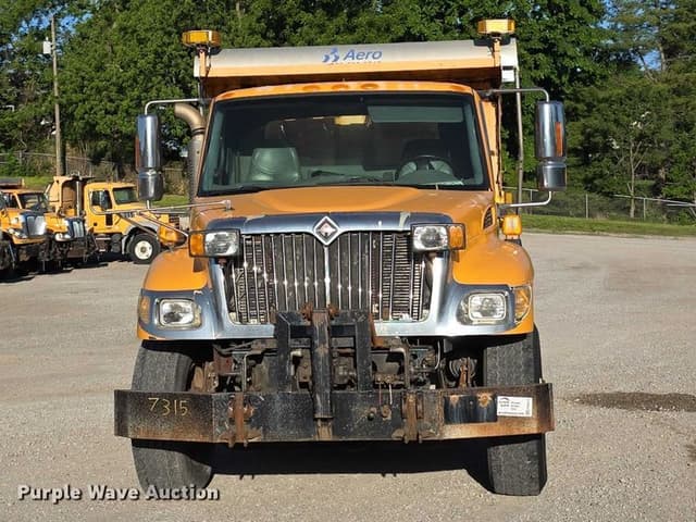 Image of International 7400 equipment image 1