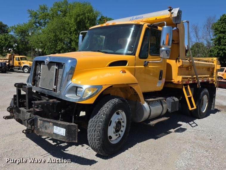 2006 International 7400 Equipment Image0