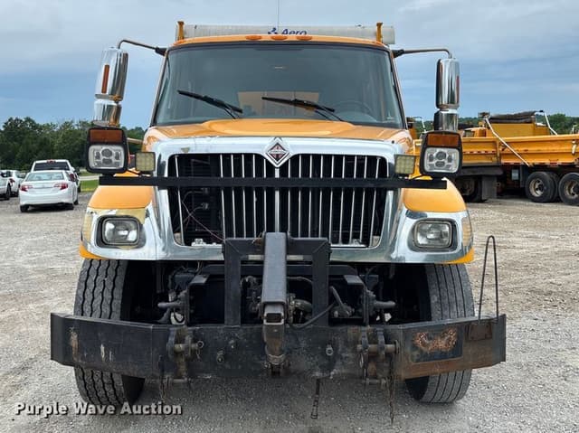 Image of International 7400 equipment image 1