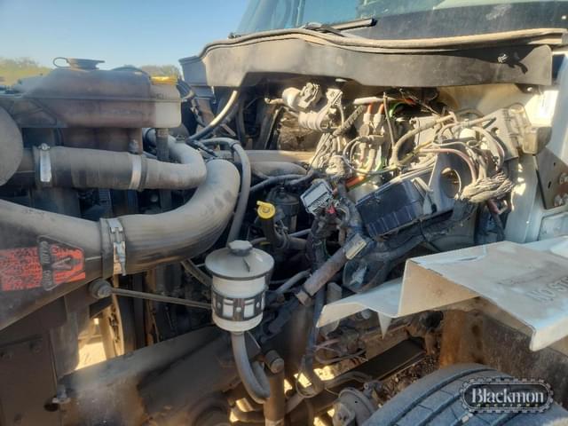 Image of International 7400 equipment image 3