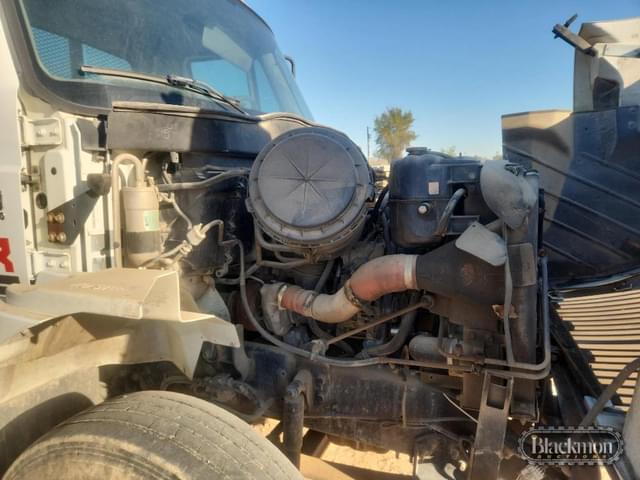 Image of International 7400 equipment image 2