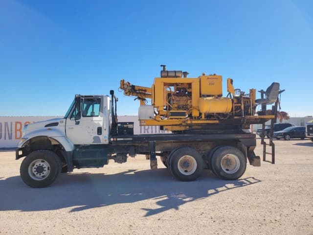 Image of International 7400 equipment image 1