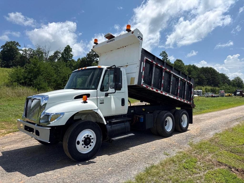 2006 International 7400 Equipment Image0