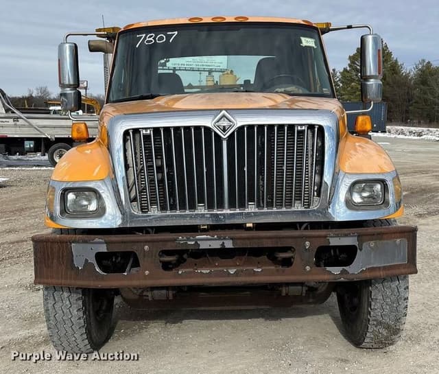 Image of International 7400 equipment image 1