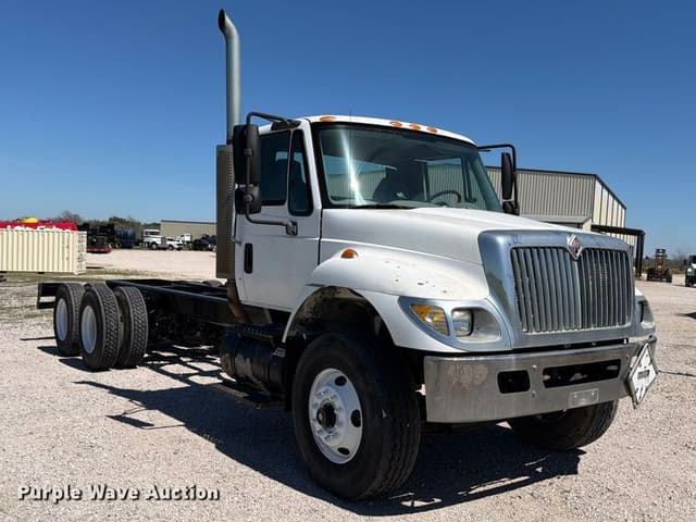 Image of International 7400 equipment image 2