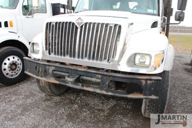 Image of International 7500 equipment image 4