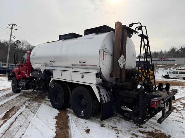 Image of International 7500 equipment image 2