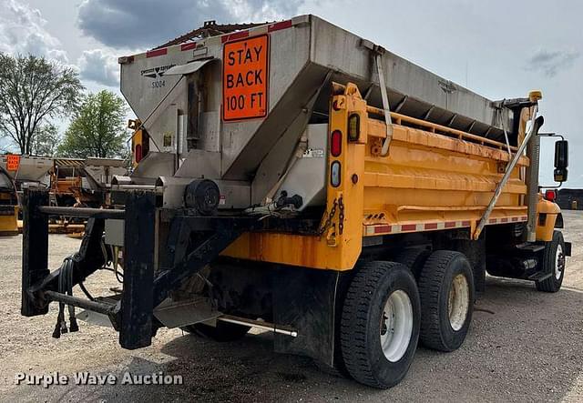 Image of International 7500 equipment image 4