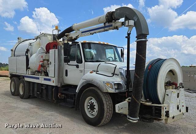 Image of International 7500 equipment image 2