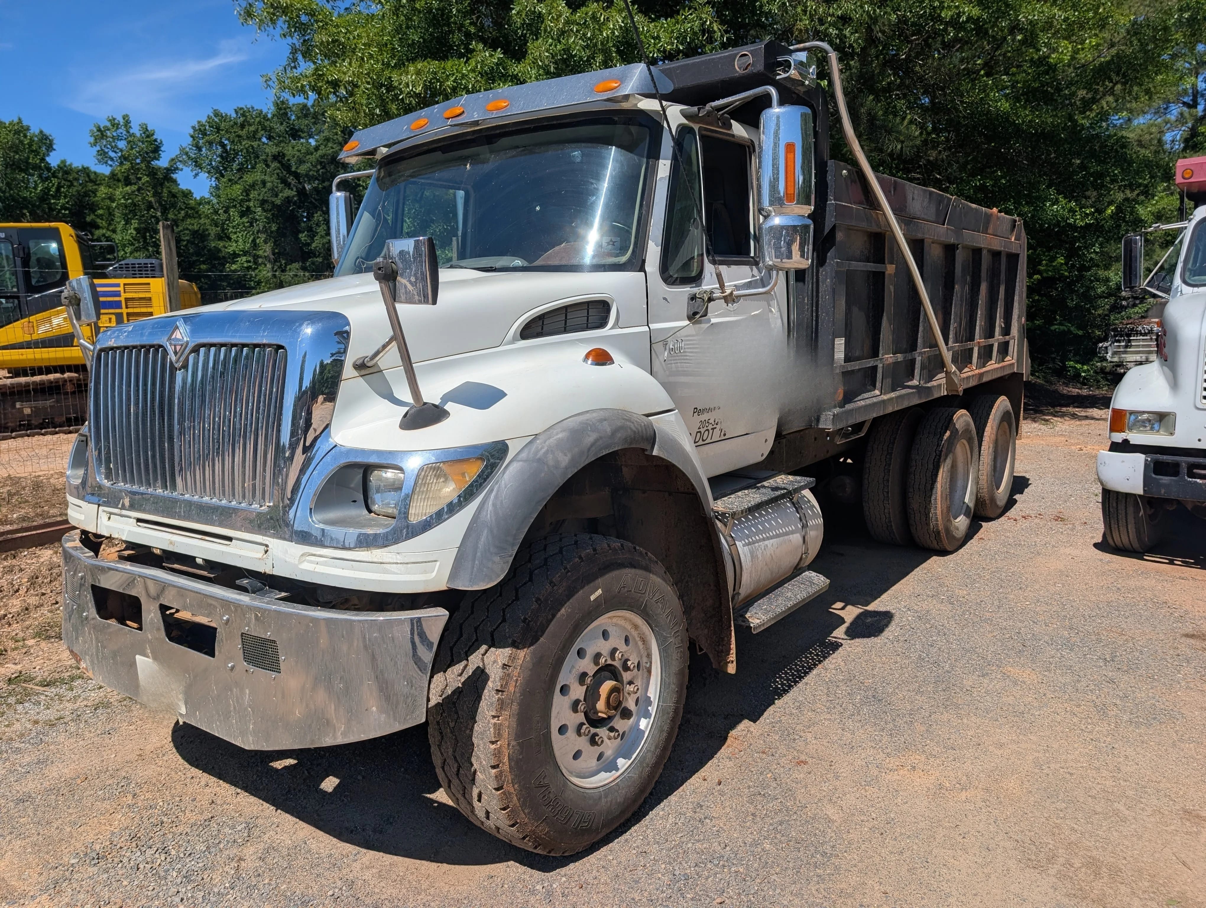 2006 International 7600 Equipment Image0