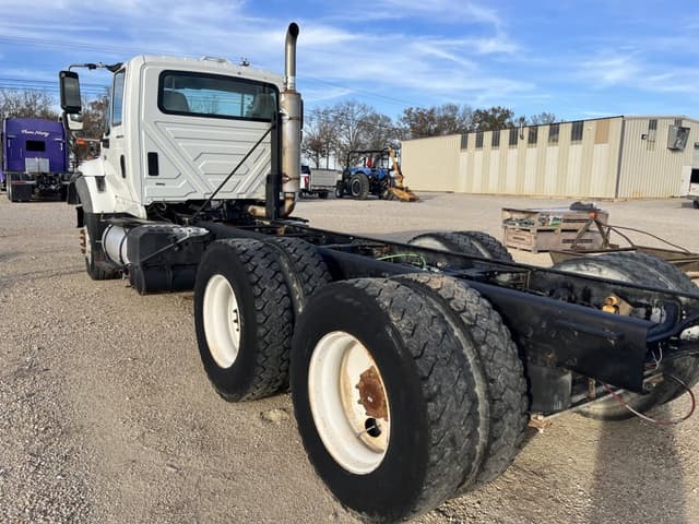 Image of International 7600 equipment image 3