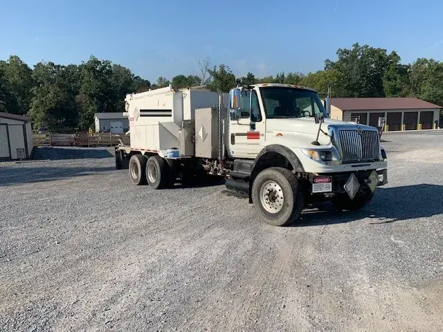 Image of International 7600 equipment image 4