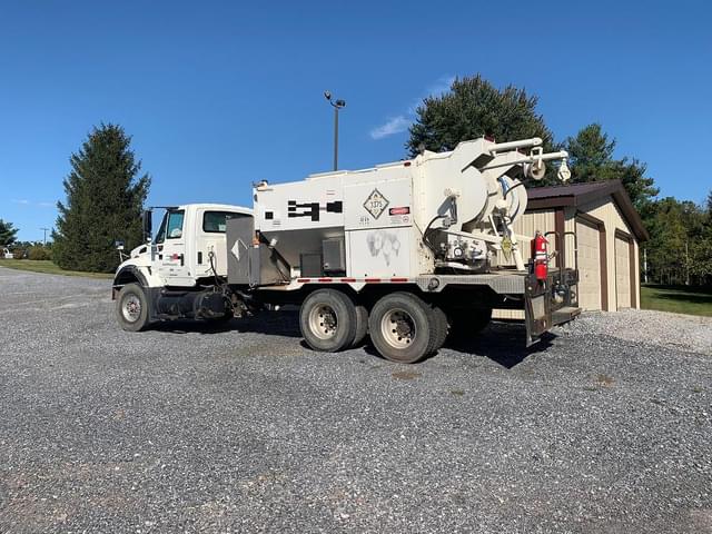 Image of International 7600 equipment image 2