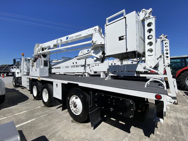 Image of International 7600 equipment image 1