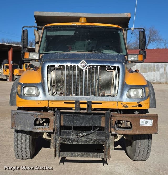 Image of International 7600 equipment image 1