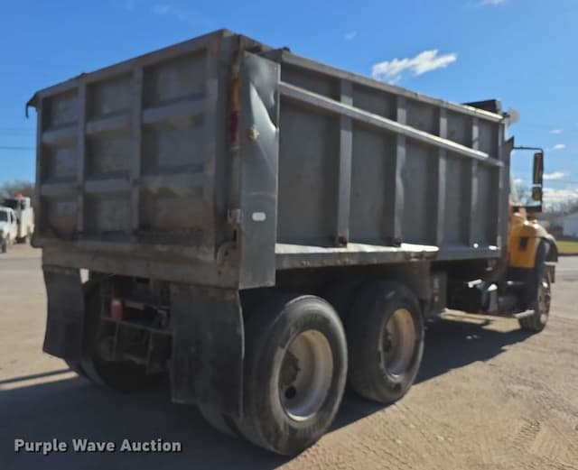 Image of International 7600 equipment image 4