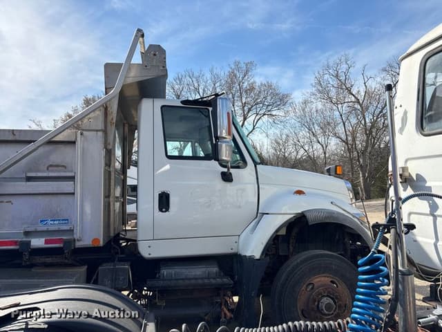 Image of International 7600 equipment image 3