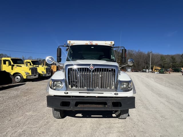 Image of International 7600 equipment image 1