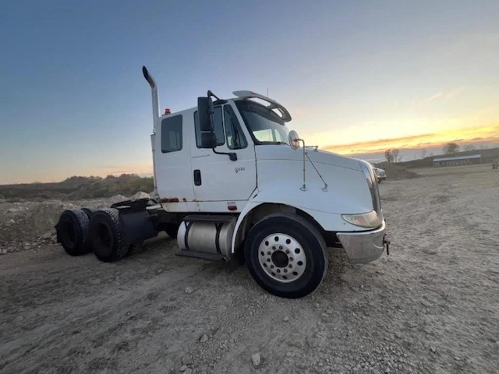 2006 International 8600 Equipment Image0