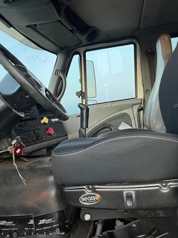 Image of International 8600 equipment image 4