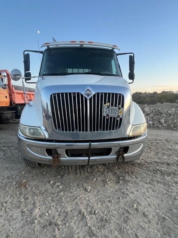 Image of International 8600 equipment image 1