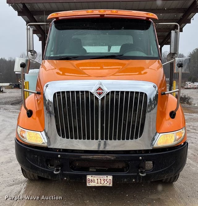 Image of International 8600 equipment image 1