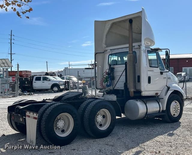 Image of International 8600 equipment image 4