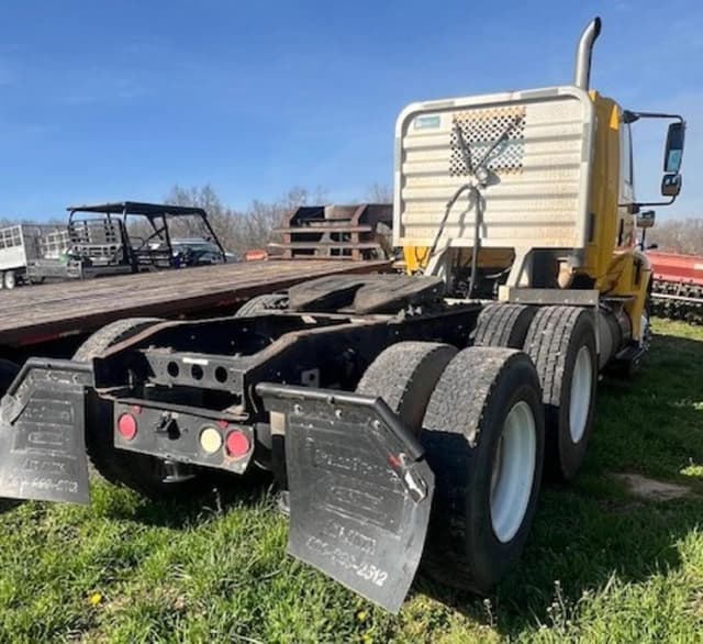 Image of International 8600 equipment image 3