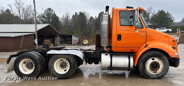 Image of International 8600 equipment image 3