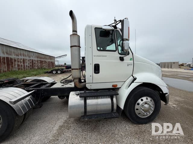 Image of International 8600 equipment image 3