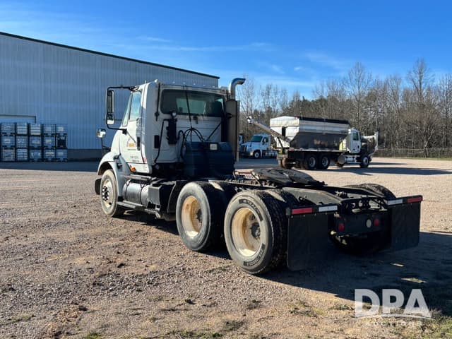 Image of International 8600 equipment image 4