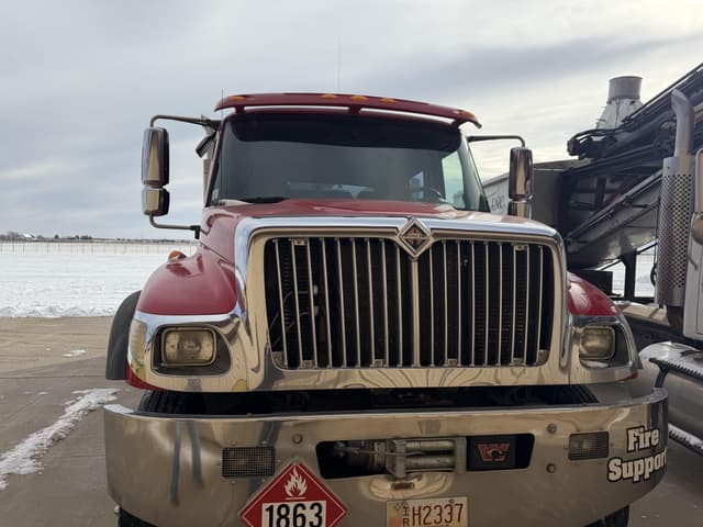 Image of International 7400 equipment image 2