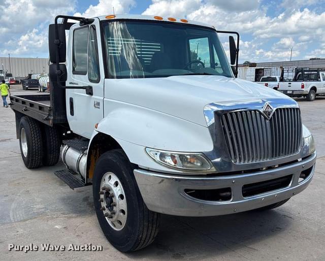 Image of International Dura Star 4400 equipment image 2
