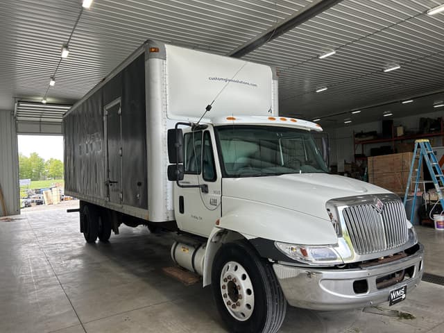 Image of International Durastar 4300 equipment image 2