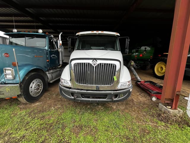 Image of International 8600 equipment image 1