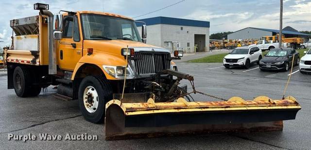 Image of International Workstar 7400 equipment image 2