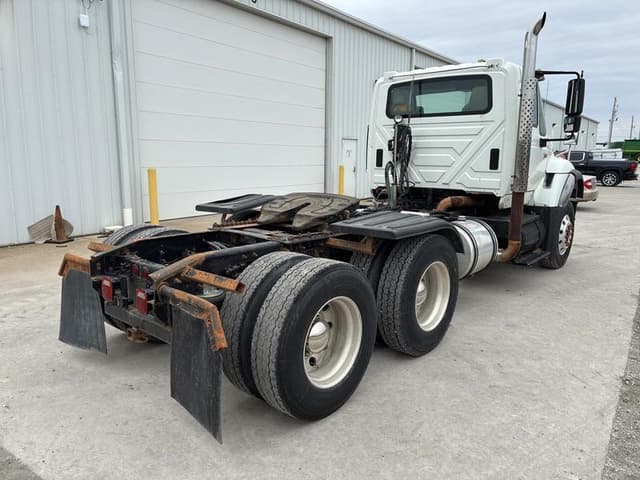 Image of International WorkStar 7600 equipment image 3