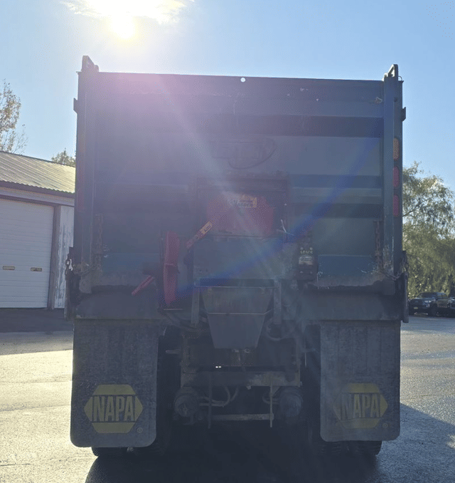 Image of International WorkStar 7600 equipment image 2