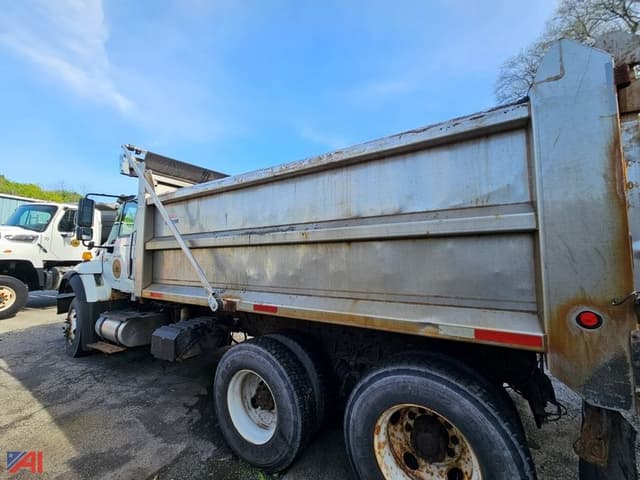 Image of International WorkStar 7600 equipment image 2